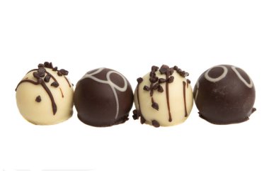 Beyaz arka planda izole çikolatalı trüf.