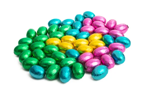 箔の白い背景で隔離のチョコレートの卵 — ストック写真