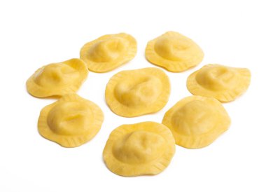 İtalyan mantısı beyaz arka planda izole edilmiş.