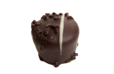 Beyaz arka planda izole çikolatalı trüf.