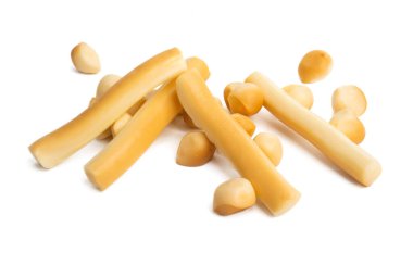 Tütsülenmiş Slovak peyniri beyaz arka planda izole edilmiş