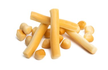 Tütsülenmiş Slovak peyniri beyaz arka planda izole edilmiş