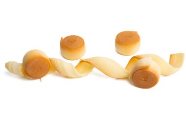 Tütsülenmiş Slovak peyniri beyaz arka planda izole edilmiş