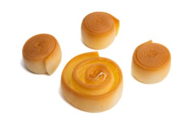 Tütsülenmiş Slovak peyniri beyaz arka planda izole edilmiş