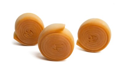 Tütsülenmiş Slovak peyniri beyaz arka planda izole edilmiş