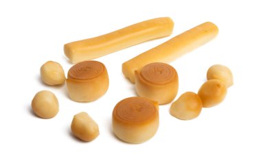 Tütsülenmiş Slovak peyniri beyaz arka planda izole edilmiş