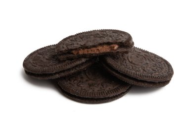 Çift çikolatalı kurabiye beyaz arka planda izole