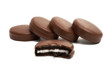 Beyaz arka planda izole çikolatalı kurabiye