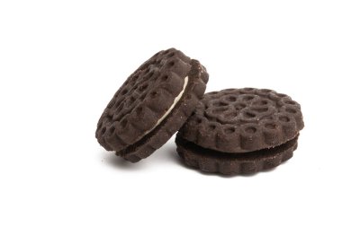 Çift çikolatalı kurabiyeler beyaz arka planda izole