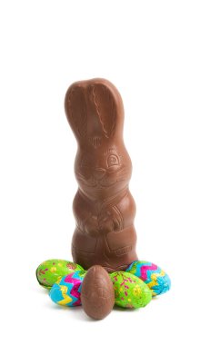 Beyaz arka planda izole edilmiş çikolatalı tavşan.