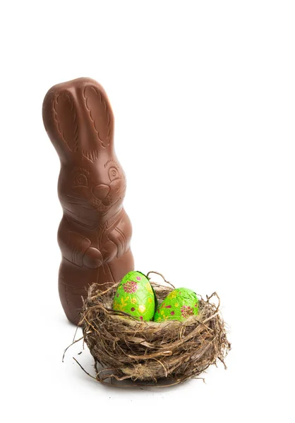 Choklad Kanin Med Fågelbo Och Choklad Ägg Isolerad Vit Bakgrund — Stockfoto