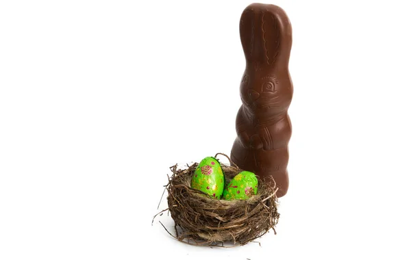 Schokohase Mit Vogelnest Und Schokoladeneiern Isoliert Auf Weißem Hintergrund — Stockfoto
