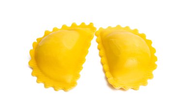 Ravioli beyaz arkaplanda izole edildi