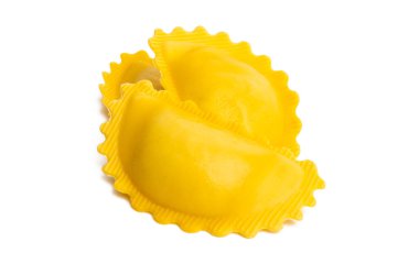 Ravioli beyaz arkaplanda izole edildi