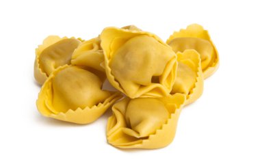 Ravioli beyaz arkaplanda izole edildi