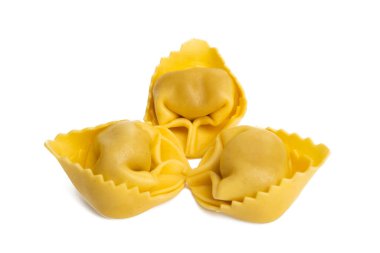 Ravioli beyaz arkaplanda izole edildi