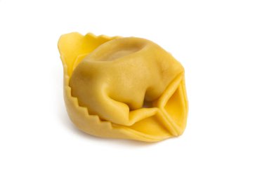 Ravioli beyaz arkaplanda izole edildi