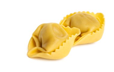 Ravioli beyaz arkaplanda izole edildi