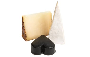 Beyaz arkaplanda izole edilmiş peynir parçaları