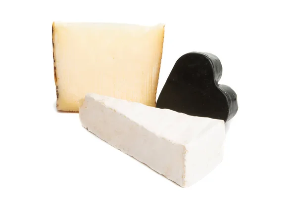 白い背景に隔離されたチーズの破片 — ストック写真