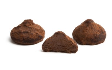 Beyaz arka planda izole çikolatalı trüf.