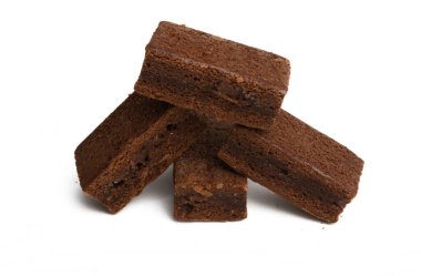 Beyaz arka planda izole edilmiş çikolatalı kek.