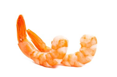 Kaynamış karides beyaz arkaplanda izole edildi