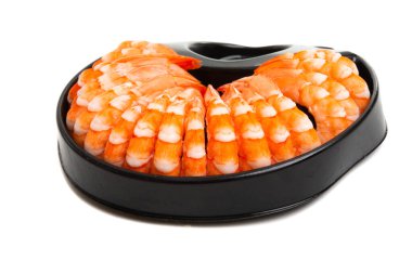 Kaynamış karides beyaz arkaplanda izole edildi