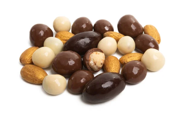 Chocolade Noten Geïsoleerd Witte Achtergrond — Stockfoto