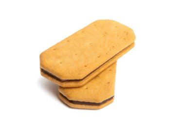 Beyaz arkaplanda çikolata izole edilmiş çift kare kurabiyeler