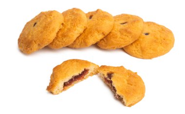 Beyaz arkaplanda meyveli çerezler