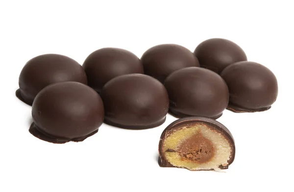 Caramelos Redondos Chocolate Con Relleno Mazapán Aislado Sobre Fondo Blanco — Foto de Stock