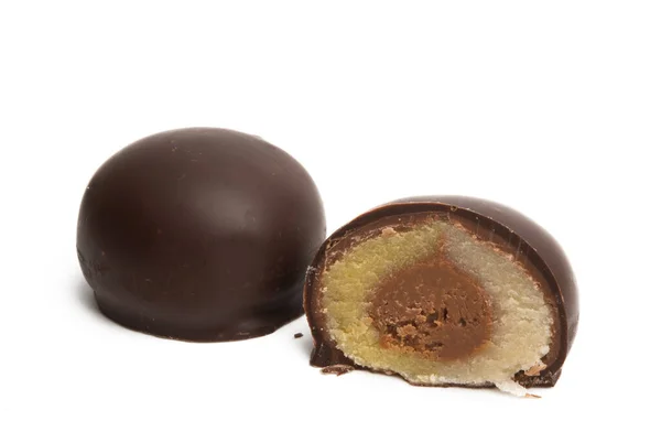 Caramelos Redondos Chocolate Con Relleno Mazapán Aislado Sobre Fondo Blanco — Foto de Stock