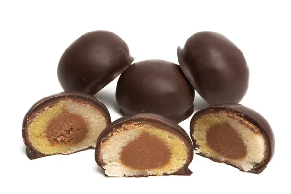 Caramelos Redondos Chocolate Con Relleno Mazapán Aislado Sobre Fondo Blanco — Foto de Stock