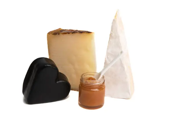 白い背景に隔離されたチーズの破片 — ストック写真