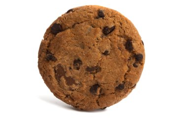 Beyaz arka planda izole edilmiş çikolata damlalı kurabiyeler