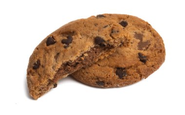 Beyaz arka planda izole edilmiş çikolata damlalı kurabiyeler