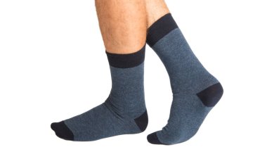 beyaz arka planda izole çorap erkek bacaklar