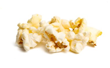 Beyaz arkaplanda patlamış mısır izole edildi