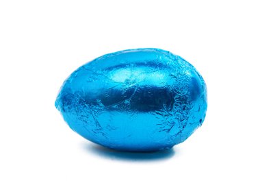 Beyaz arka planda izole edilmiş çikolatalı paskalya yumurtaları