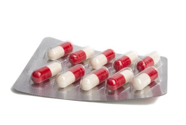 Beyaz arkaplan üzerinde izole kırmızı-beyaz kapsüller