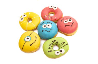 Beyaz arka planda izole edilmiş renkli jöleli ev yapımı çörekler.