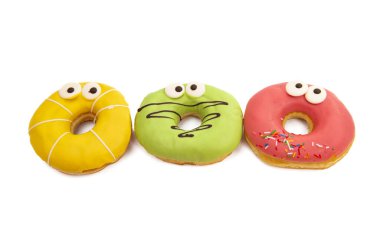 Beyaz arka planda izole edilmiş renkli jöleli ev yapımı çörekler.