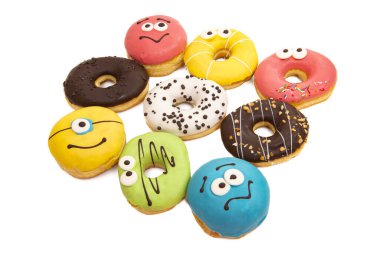 Beyaz arka planda izole edilmiş renkli jöleli ev yapımı çörekler.