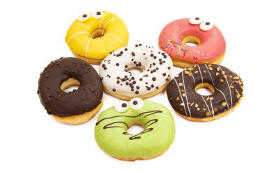 Beyaz arka planda izole edilmiş renkli jöleli ev yapımı çörekler.