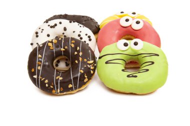 Beyaz arka planda izole edilmiş renkli jöleli ev yapımı çörekler.