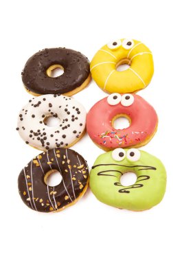 Beyaz arka planda izole edilmiş renkli jöleli ev yapımı çörekler.