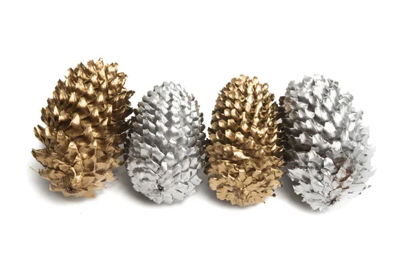 Cones Pinheiro Dourados Prateados Isolados Sobre Fundo Branco — Fotografia de Stock