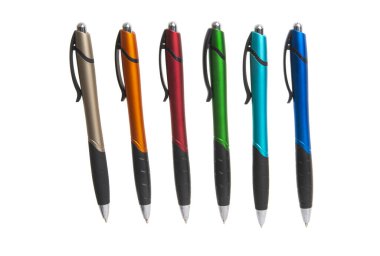 Beyaz arkaplanda izole edilmiş renkli kalemler