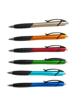 Beyaz arkaplanda izole edilmiş renkli kalemler